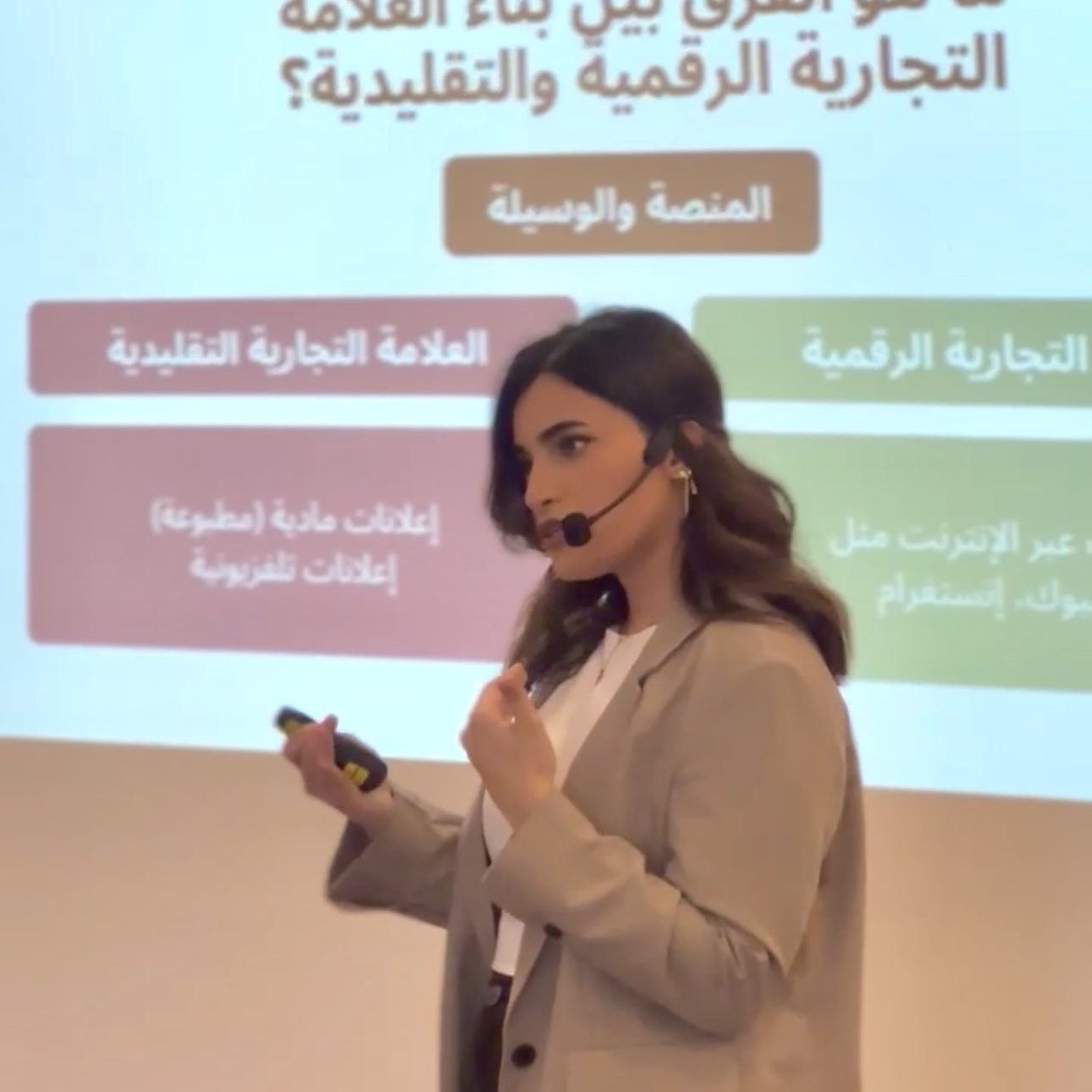 حين تصبح المرايا طريقًا إلى النفس الواحدة مقال للأستاذة لبنى هاشم